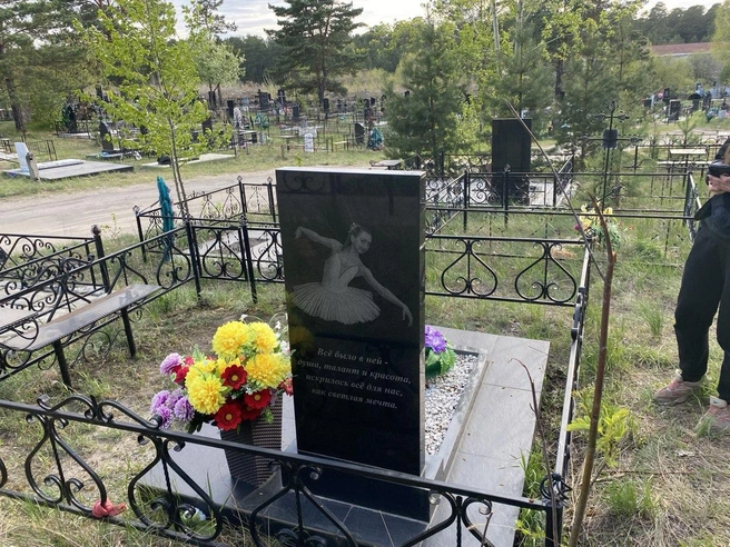 А на обратной стороне изображение покойной в балетной пачке | Источник: Ирина Господаренко / NGS22.RU