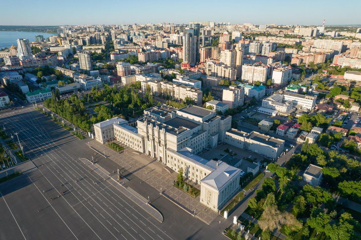 Городские точки притяжения: посмотрите на 10 самых больших площадей России