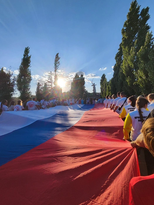 «Завтра стартует долгожданный Чемпионат и Первенство России по САП. Сегодня день заезда. Было очень впечатляющее открытие на Мамаевом кургане», — написал Александр на своей страничке ВК неделю назад, выложив это фото | Источник: Александр Созонов / Vk.ru
