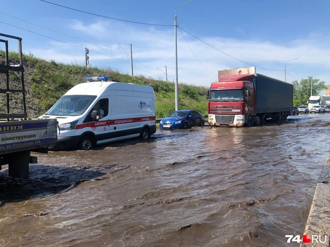 Машины тонули в потоках грязной воды | Источник: Артем Краснов