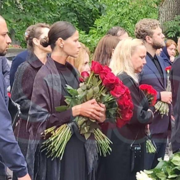 «Я люблю тебя»: 25-летняя пассия Старовойта шла с мамой на его похоронах, держась в стороне от экс-жены чиновника