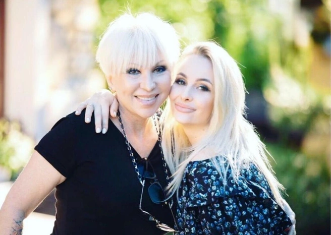 Свое редкое имя Анэтта получила благодаря Раймонду Паулсу: Валентина Легкоступова подружилась с композитором после своего триумфа на фестивале в Юрмале и назвала дочку так же, как и дочку композитора | Источник: из личного архива Анэтты Бриль