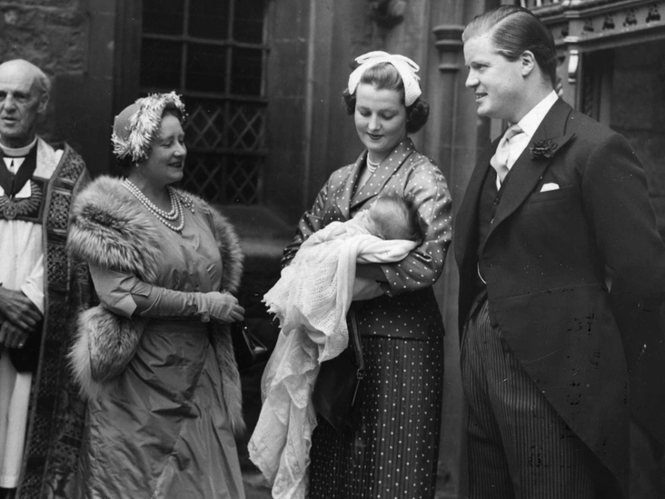 Королева-мать на крещении Сары, дочери виконта Элторпа и его супруги Фрэнсис, 8 июня 1955