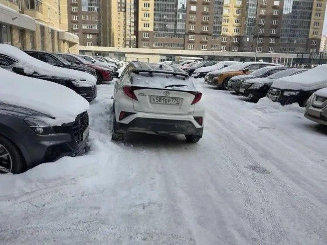 Автомобиль, оставленный в неположенном месте. | Источник: читатель 74.RU