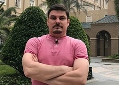 У телеведущего Евгения Колесова родился пятый ребенок