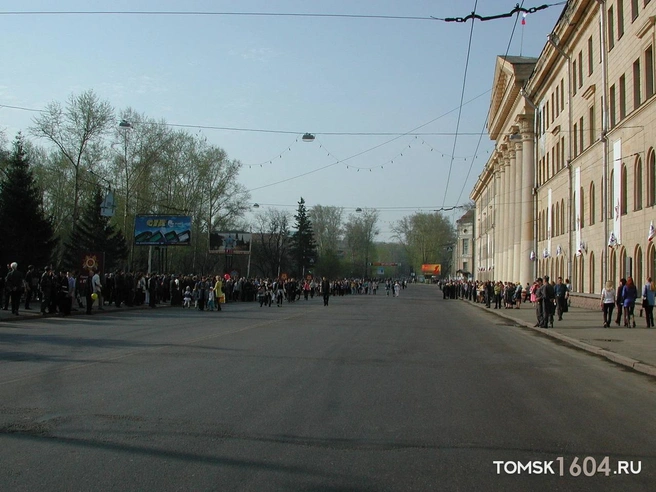 Ощущение, что в 2001 году Ново-Соборная была зеленее. И заметьте, как хорошо без заборов  | Источник: «Град над Томью | История Томска» / vk.com / Роман Петрушин 