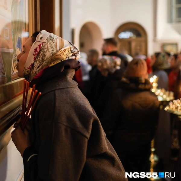 Преклониться перед иконой в праздник&nbsp;— важная часть службы | Источник: Евгений Софийчук / NGS55.RU