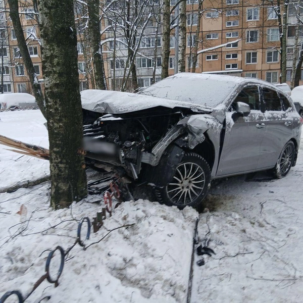Водителю стало плохо. На севере Петербурга Haval врезался в запаркованные машины  | Источник: Мегаполис | ДТП и ЧП | Санкт-Петербург | Питер