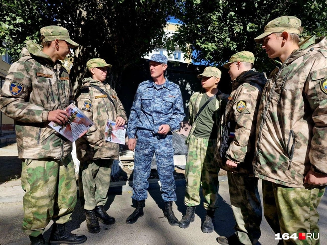 Дмитрий Вячеславович благодарит ребят за достойное выступление на соревнованиях | Источник: Виктория Федорова / 164.RU