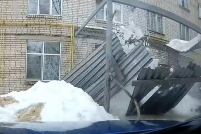 Козырек в Варских обрушился, едва не убив семью