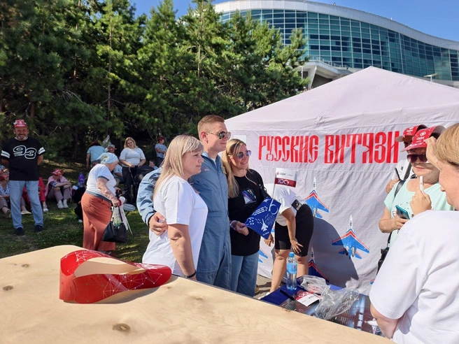 Улыбаемся и машем фирменным флажком | Источник: Булат Салихов