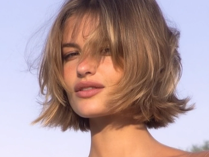 каскадный боб, каскадный боб 2026, модная прическа каскадный боб, каскадный боб с челкой, каскадный боб кому идет, стрижка каскадный боб, трендовая прическа, прически зима 2026, модные стрижки, боб из нулевых | Источник: theDay/higgsfield