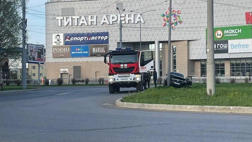 В Архангельске машина врезалась в столб в центре города: как выглядит место аварии