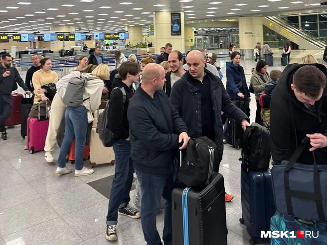 Пассажиры вынуждены стоять в очередях в ожидании начала регистрации | Источник: Читатель MSK1.RU