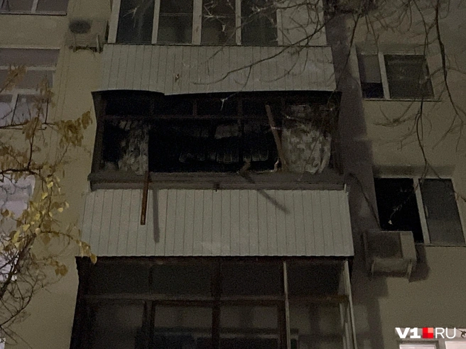 Выбитые взрывом осколки стекла лежали у подъезда | Источник: читатели V1.RU