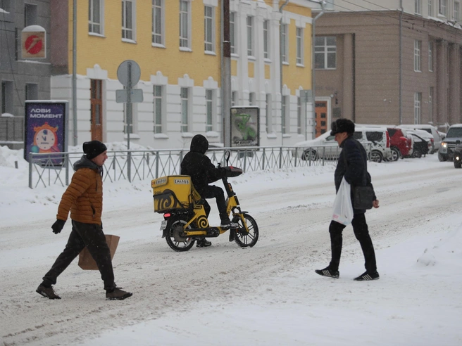 Дорожное покрытие превратилось в вязкую снежную массу, затрудняющую движение. | Источник: Андрей Бортко / NGS.RU