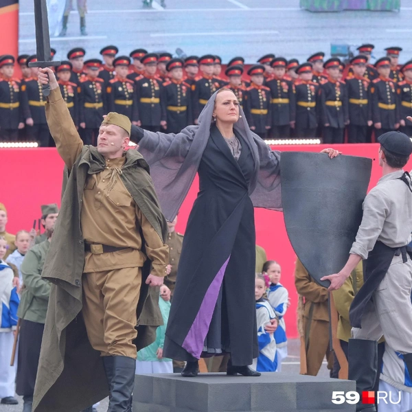 Узнаете памятник героям фронта и тыла на эспланаде? | Источник: Тимофей Калмаков / 59.RU