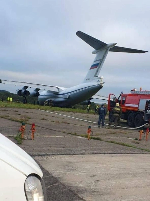 В Красноярске военный Ил-76 совершил аварийную посадку | Источник: соцсети
