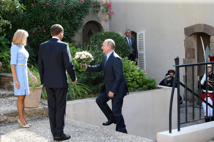 Во время встречи с Владимиром Путиным Эммануэль Макрон случайно причинил боль супруге