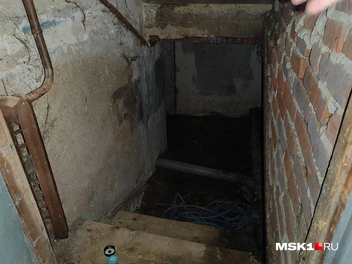 На полу подвала коричневая грязь и соответствующий запах | Источник: Михаил Мечев / MSK1.RU
