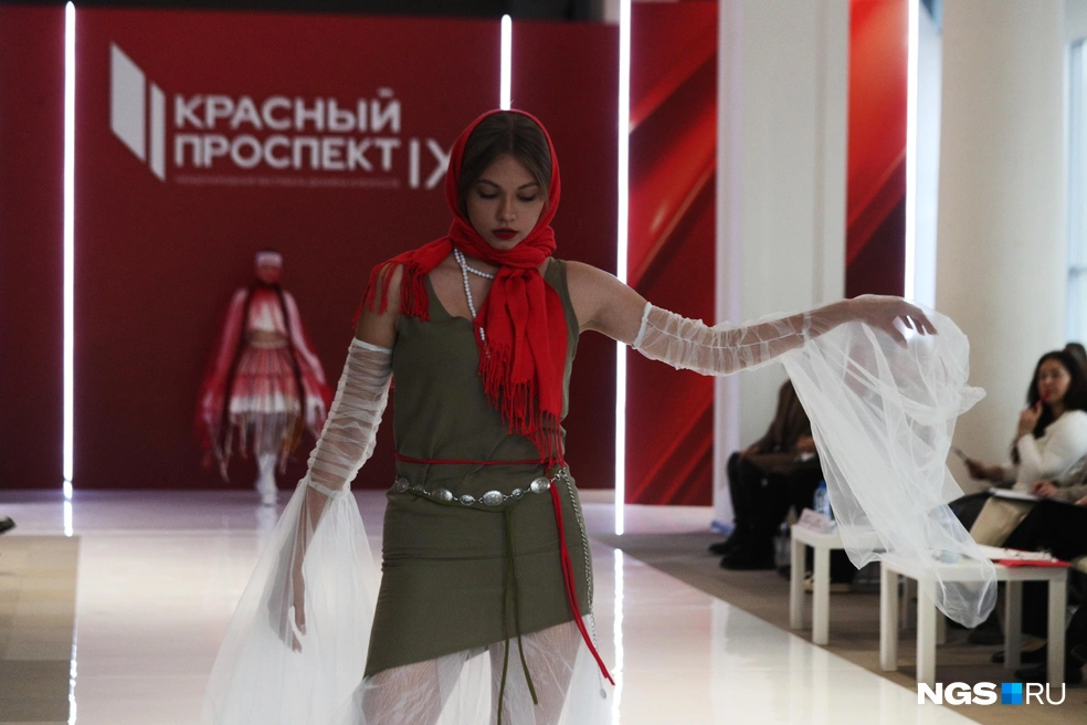 На «Красном проспекте» было чрезмерно много красного цвета | Источник: Андрей Бортко / NGS.RU 