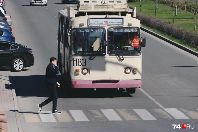 Троллейбусы ЗиУ были очень популярны в Союзе и служили долго, но к нашему времени сильно обветшали и создавали скорее негативный имидж этому транспорту | Источник: Дарья Пона / 74.RU
