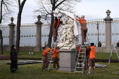В Летнем саду удаляют опасные деревья