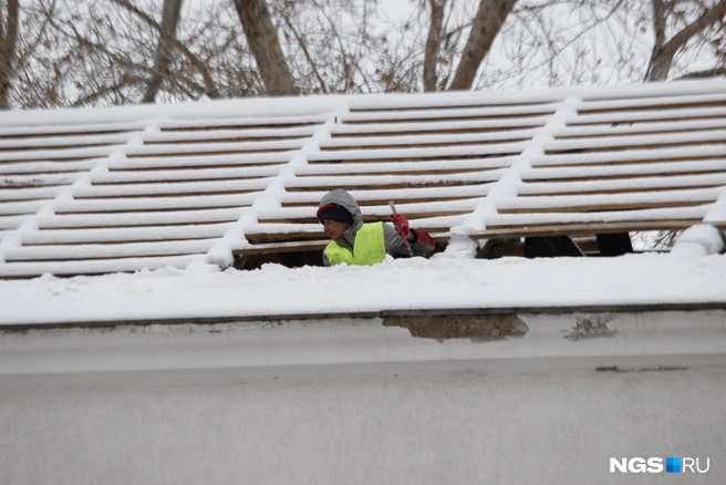 Рабочие продолжают разбирать крышу здания | Источник: Андрей Бортко / NGS.RU