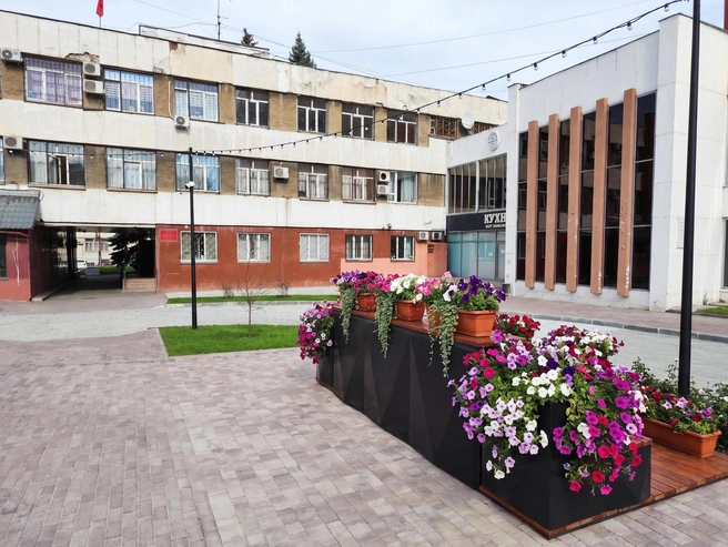 Впрочем, мы — за цивилизованный подход. Заборов в сквере пока не видно, но место для кашпо с петуниями найтись должно всегда | Источник: Семен Казьмин, AI