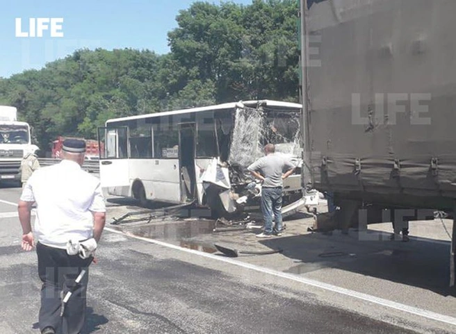 В массовом ДТП на трассе М4 в Ростовской области пострадали 17 человек | ya62.ru