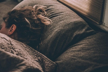 4 самые частые позы для сна: как они влияют на работу лимбической системы и эмоциональный интеллект