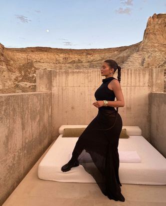 Мисс элегантность: невероятно сексуальная Кайли Дженнер в непривычно закрытом платье