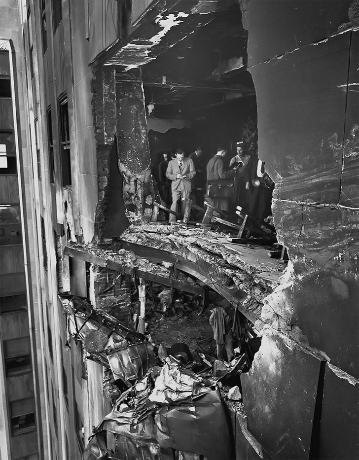 Фото №1 - История одной фотографии: дыра в небоскребе от столкновения с бомбардировщиком, 1945