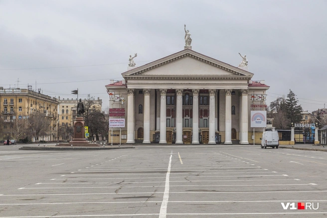Давно ли вы видели пустой парковку на площади Павших Борцов?  | Источник: Мария Часовитина 