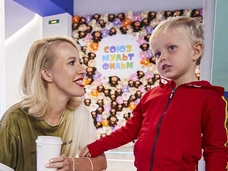 Ползала в домике, смотрела мультфильмы. Ксения Собчак показала, какой бывает в компании сына