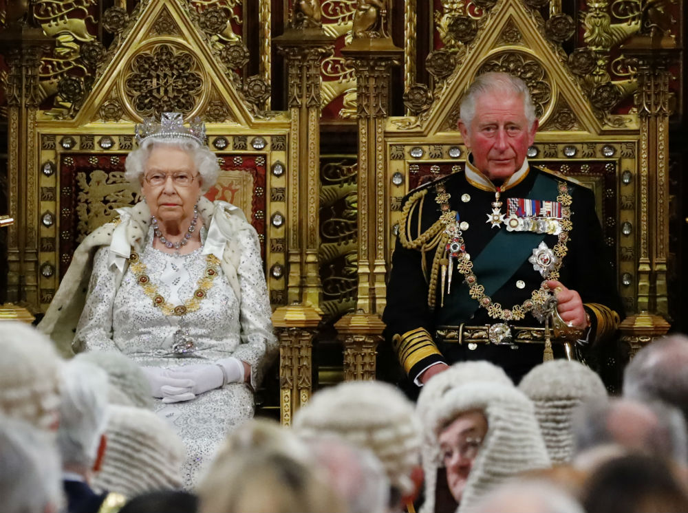 Королева и принц Уэльский на тронах в палате лордов, 14 октября 2019 | marieclaire.ru