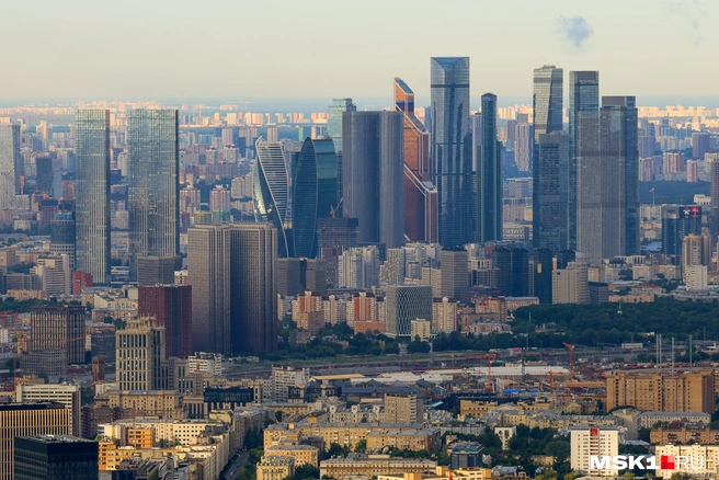 Первое, что бросается в глаза,&nbsp;— высотки делового центра «Москва-Сити» | Источник: Артем Устюжанин / MSK1.RU