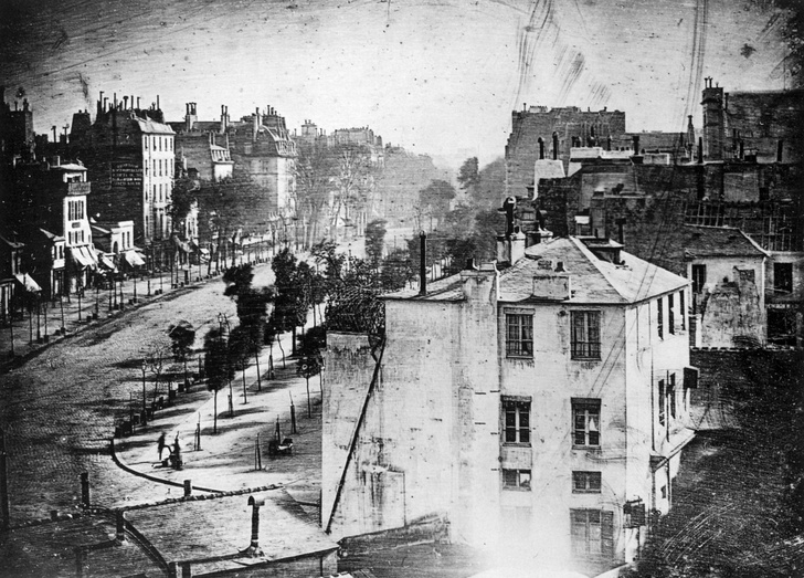 Бульвар дю Тампль. Луи Дагер, 1838 год. Первая фотография, на которой изображен человек — вон он в левом нижнем углу. На самом деле улица была полна народом и повозками, но все они двигались, и не попали на фотографию из-за долгой экспозиции (5 минут). А п