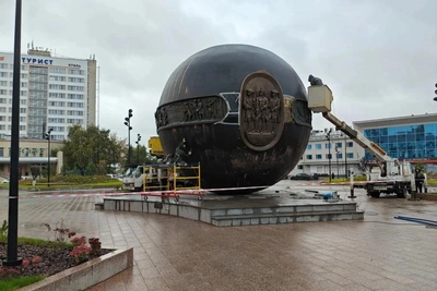 С омского шара «Держава» снимают краску