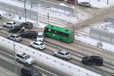 Водители жалуются на опасный поворот в Академическом