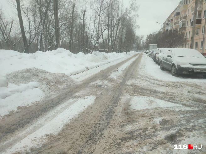 Судя по следам, трактор объехал вокруг всего дома | Источник: Дарья Сайфиева / 116.RU
