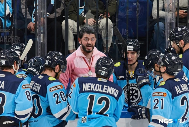 А вот тренер «ГазМяса» с его крутым нравом хоккейной «Сибири» бы не повредил. После 12 поражений подряд! | Источник: Юрий Орлов / Городские медиа