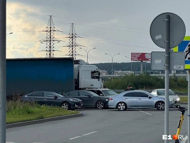 Водитель автобуса не смог проехать из-за аварии. Он вышел на улицу, чтобы разобраться в ситуации  | Источник: читатель E1.RU