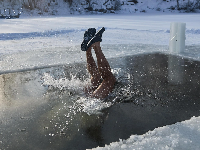 Ключевым аспектом зимнего плавания является соблюдение мер безопасности. | Источник: Александр Ощепков / NGS.RU