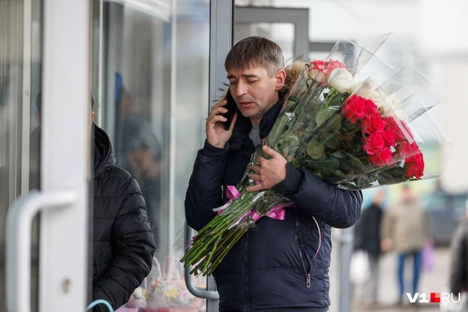 — Маме, дочке, жене… Никого не забыл? | Источник: Алексей Волхонский / V1.RU