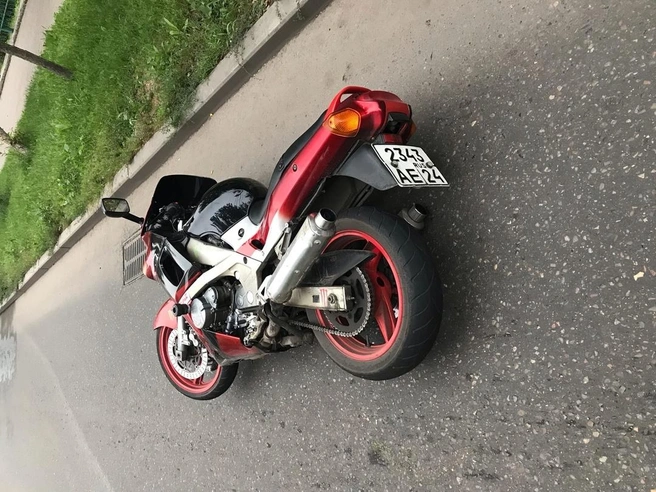 Мотоцикл погибшего лежал на дороге до утра | Источник: Юрий Донов / moto_life_krsk / vk.com