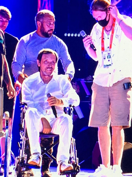 Николай Носков в инвалидной коляске заплакал на своем выступлении