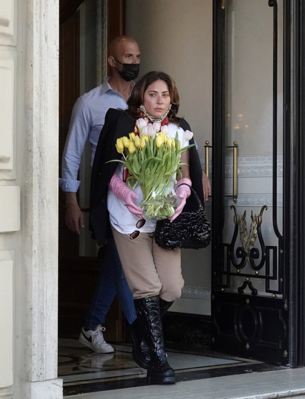 Фото №1 - Тюльпаны для Маленьких монстров: Леди Гага преподнесла поклонникам цветы, покидая отель в Риме, и прослезилась