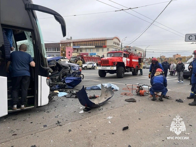 На месте ДТП работают сотрудники Госавтоинспекции и оперативные службы | Источник: пресс-служба МЧС Удмуртии