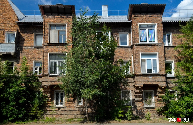 Сама планировка квартала тоже интересная. Вдоль дороги стоят домики поменьше, они были для работяг | Источник: Виталий Гущинский